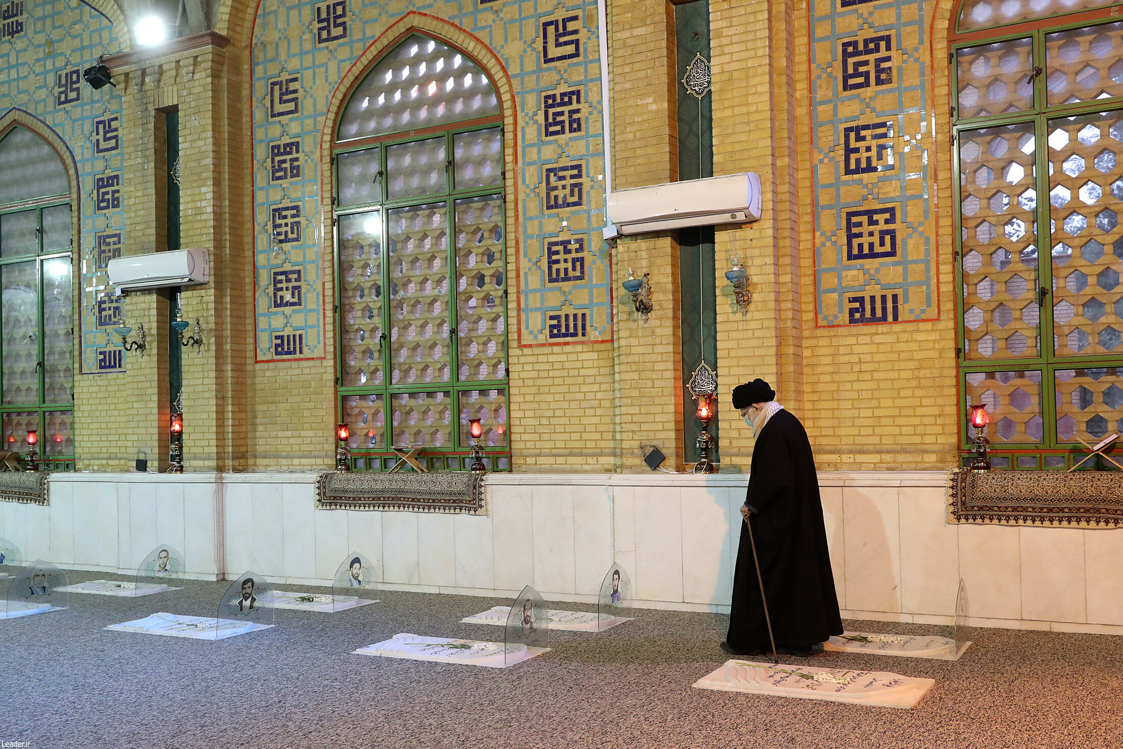  رهبر انقلاب در مرقد مطهر امام راحل و گلزار شهدای بهشت زهرا