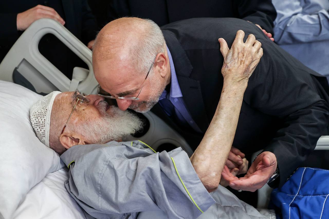 عیادت قالیباف از آیت‌الله نوری همدانی