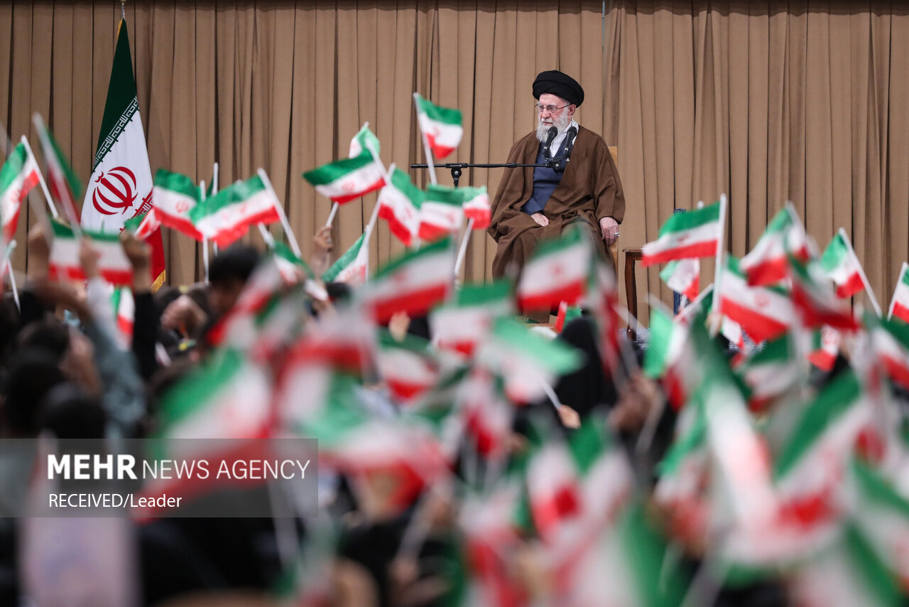 دیدار دانش‌آموزان و دانشجویان با رهبر انقلاب