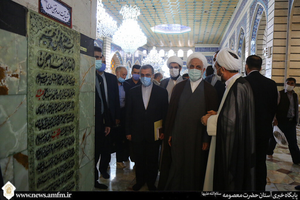 حضور اژه ای بر مزار آیت الله بهجت و علمای عظام
