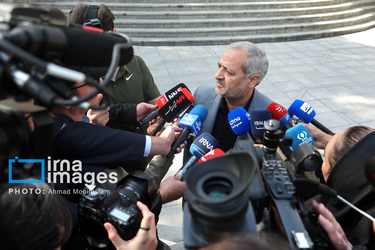 اعضای هیأت دولت در جمع خبرنگاران