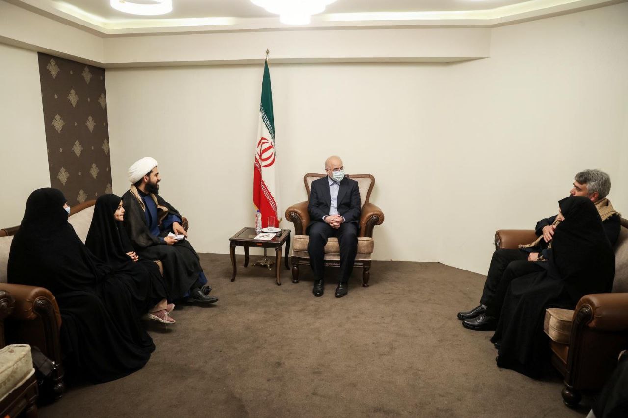 دیدار قالیباف با خانوادهٔ شهدای روحانی حرم امام رضا 