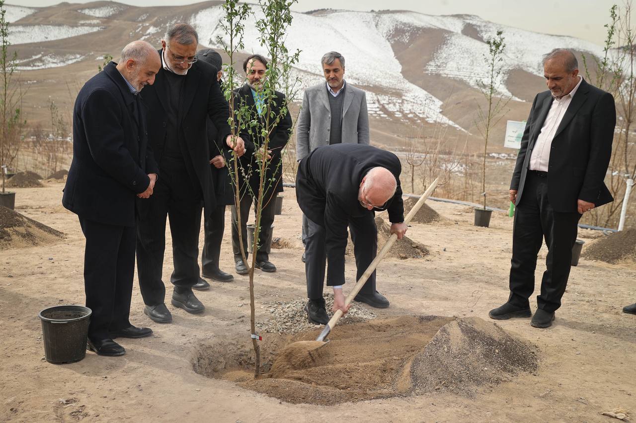 غرس یک اصله نهال میوه به مناسبت روز درختکاری توسط محمدباقر قالیباف رئیس مجلس شورای اسلامی در جاده تلوی تهران