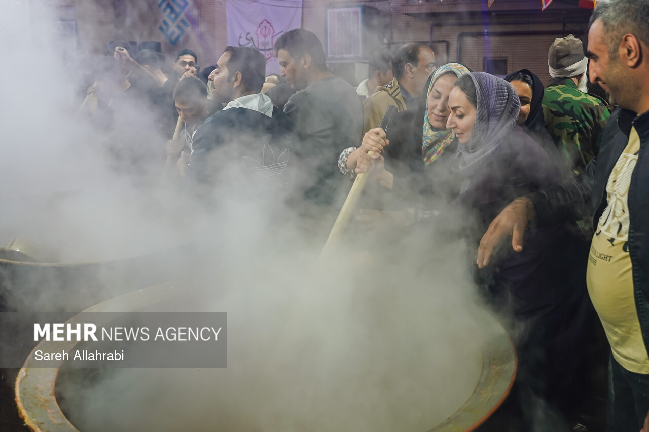 پخت ۵۰ تن سمنو در شیراز