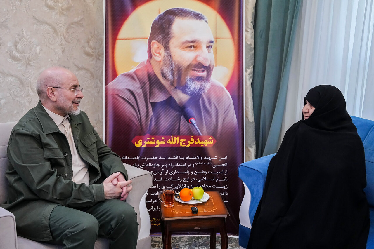 حضور قالیباف در منزل شهید فرج‌الله شوشتری - مشهد مقدس