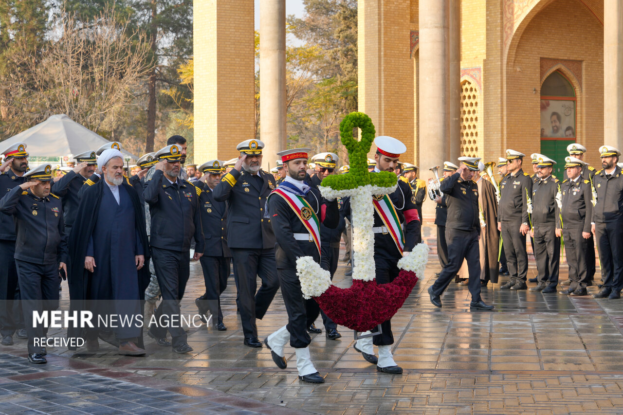 ادای احترام فرماندهان نیروی دریایی ارتش به مقام شهدا در بهشت زهرا (س)