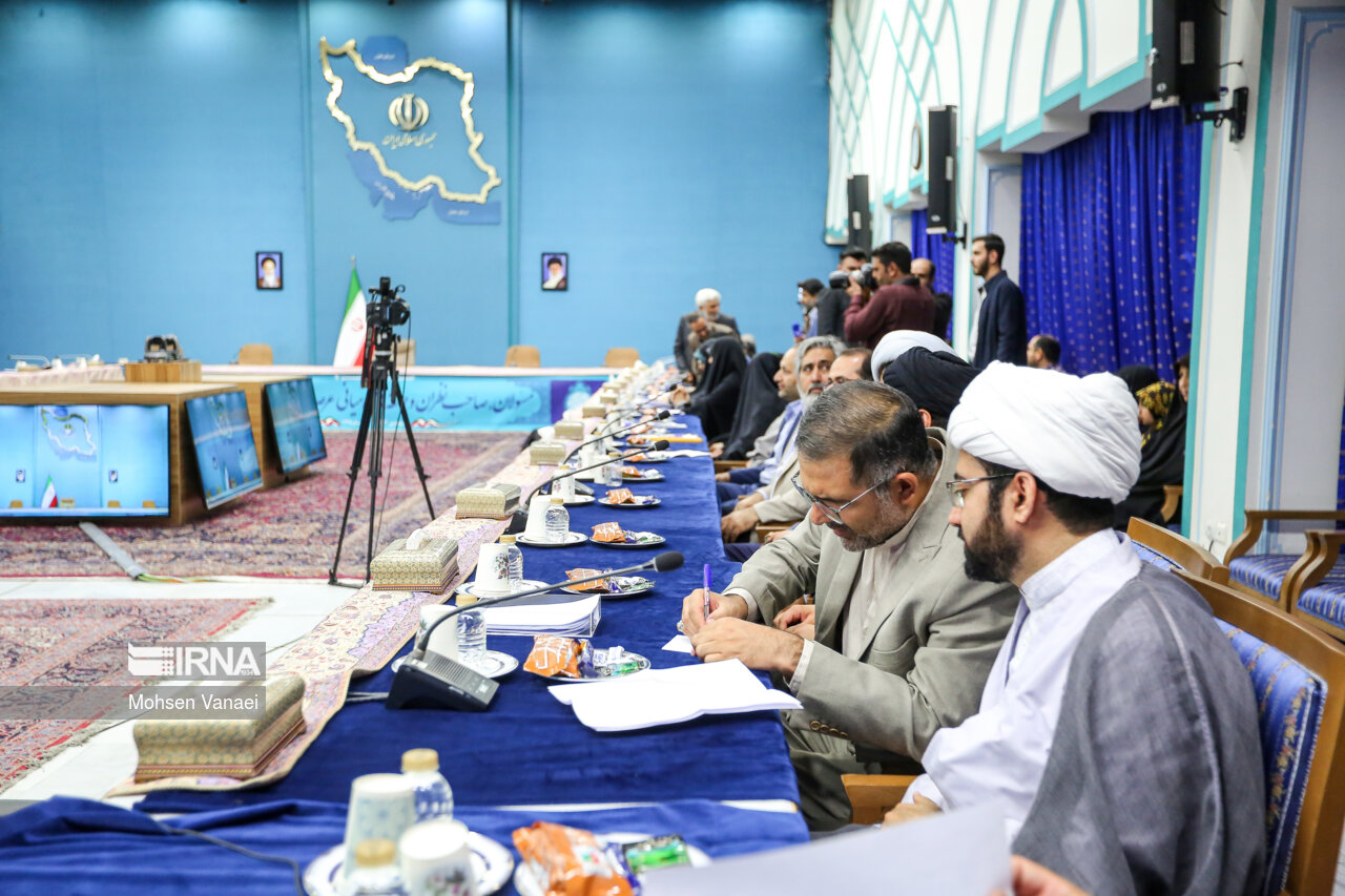 نشست مسئولان و حلقه های میانی تولید و اقتصاد مردمی با رئیس جمهور