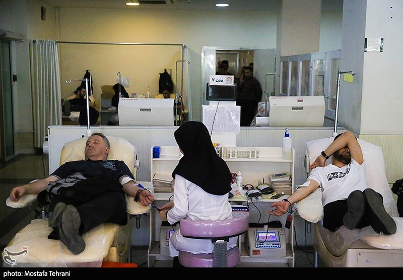 اهدای خون به مجروحان انفجار در بندر شهید رجایی