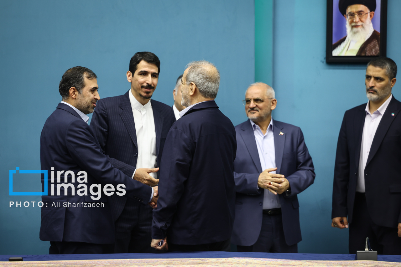 امضای قرارداد مسئولان نفتی با حضور رئیس‌جمهور