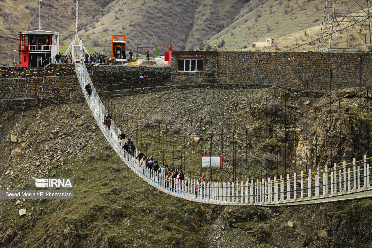 بزرگترین پل شیشه‌ای معلق ایران