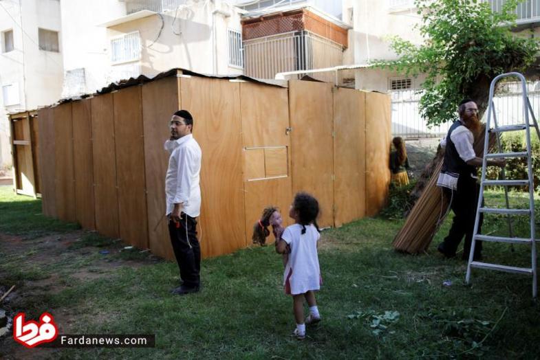 تصویری از یهودی ارتدکس که بیرون از غرفه ایستاده است.