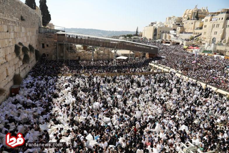 نمای کلی از جشن سایه بان یهودیان را مشاهده می کنید که جمعیت زیادی از مردم یهودی در این جشن مذهبی شرکت کرده اند. جشن سایه بان در شهر قدیمی بیت المقدس در 26 سپتامبر 2018 برگزار شده است.