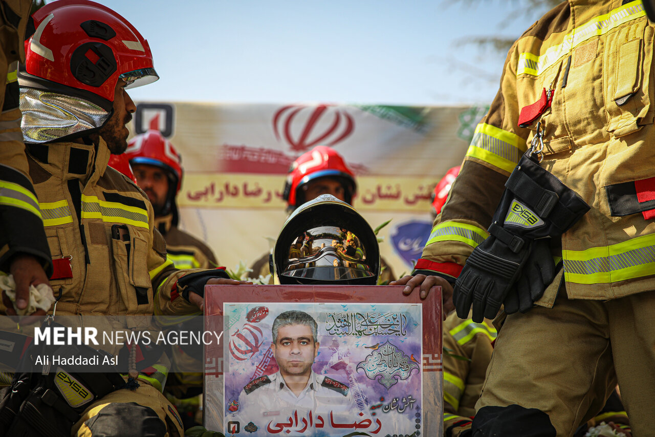 وداع آتش نشان ها با فرمانده شهیدشان