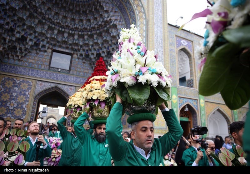 تعویض گل‌های ضریح مطهر امام رضا(ع)