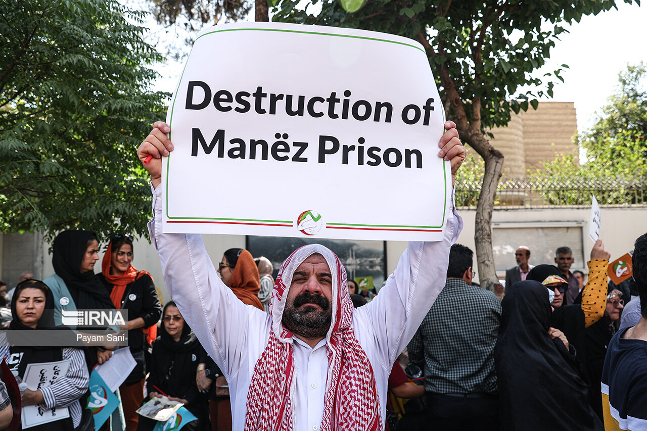 تجمع خانواده اعضای گرفتار شده در گروهک منافقین