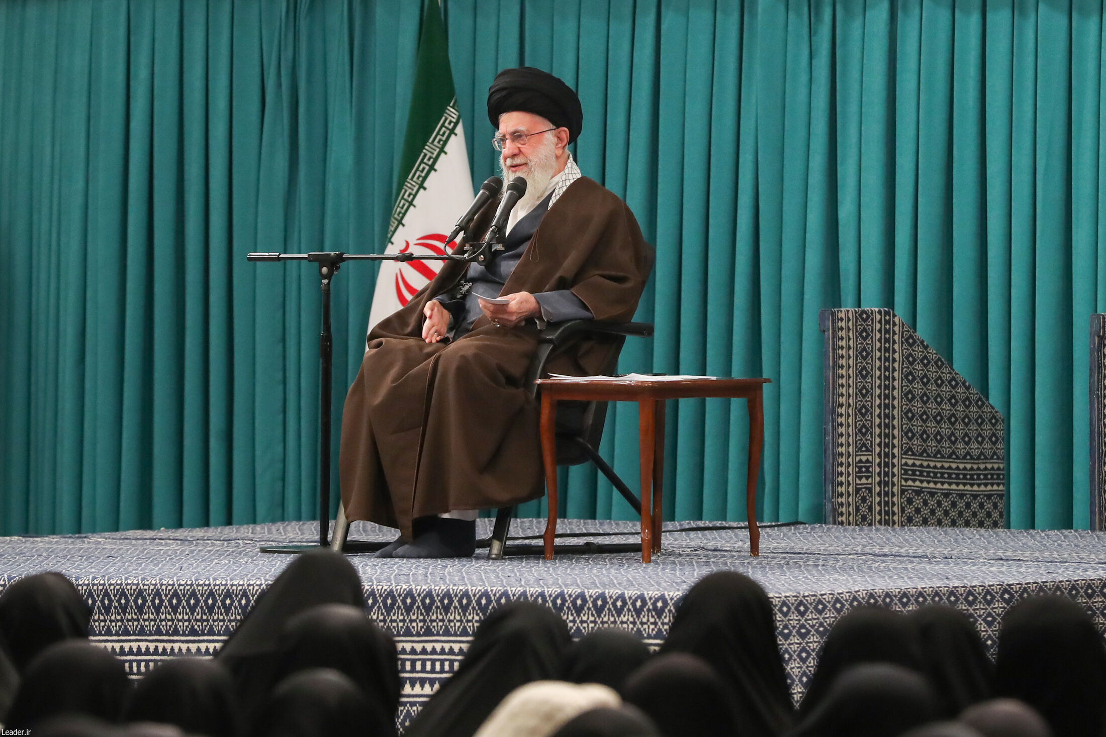  دیدار جمعی از رأی اولی‌ها و خانواده‌های شهدا با رهبر انقلاب