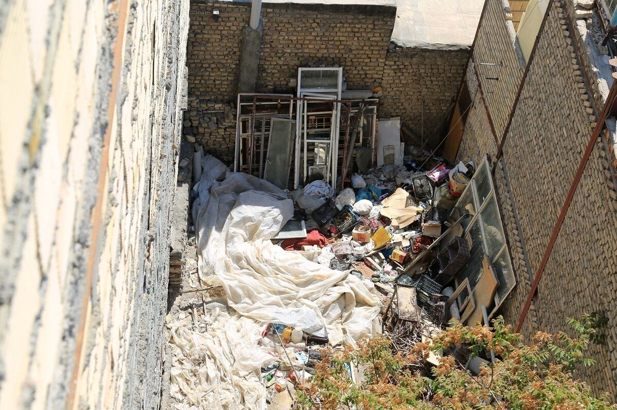 تصاویری از کشف ۹۰ خاور زباله از خانه میلیاردر روانی | لاشه گربه و سگ هم در میان زباله ها پیدا شد