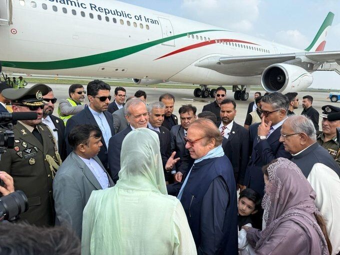 پزشکیان وارد اسلام آباد شد/ادای احترام رئیس جمهور ایران به علامه اقبال لاهوری/پزشکیان: مسلمانان توانمندیهای خود را با یکدیگر به اشتراک بگذارند +عکس و فیلم