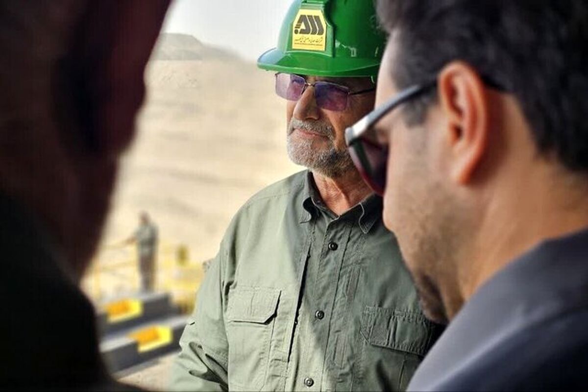 بازدید دریادار تنگسیری از مجتمع صنعتی و معدنی گل گهر سیرجان به مناسبت گرامیداشت روز کارگر