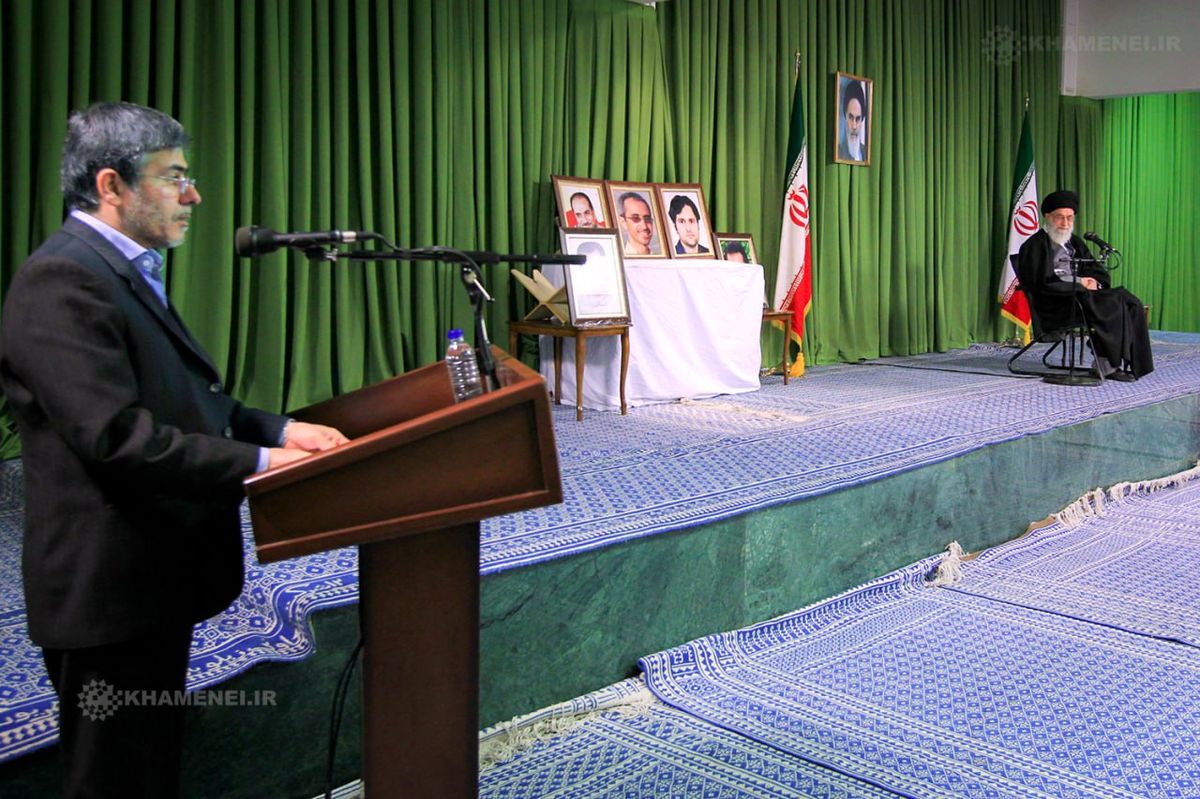  تصویر دانشمند شهید فریدون عباسی در کنار تصاویر شهدای هسته‌ای در محضر رهبر انقلاب