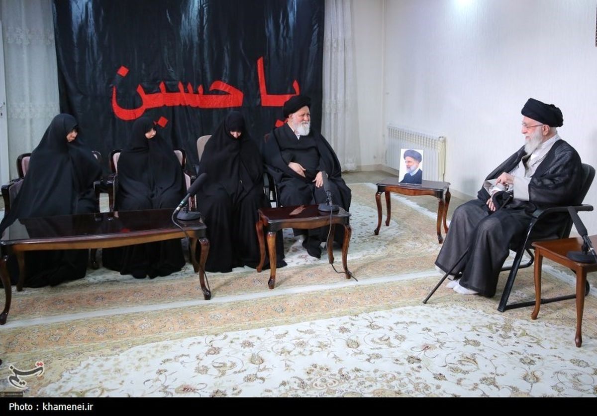 روایتی از حضور رهبر انقلاب در منزل رئیس‌جمهور فقید و دیدار با خانواده ایشان 