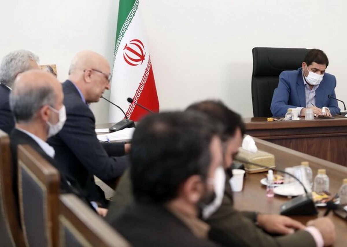 مخبر: انتخاب شعار سال توسط رهبری راه نجات اقتصاد کشور است 