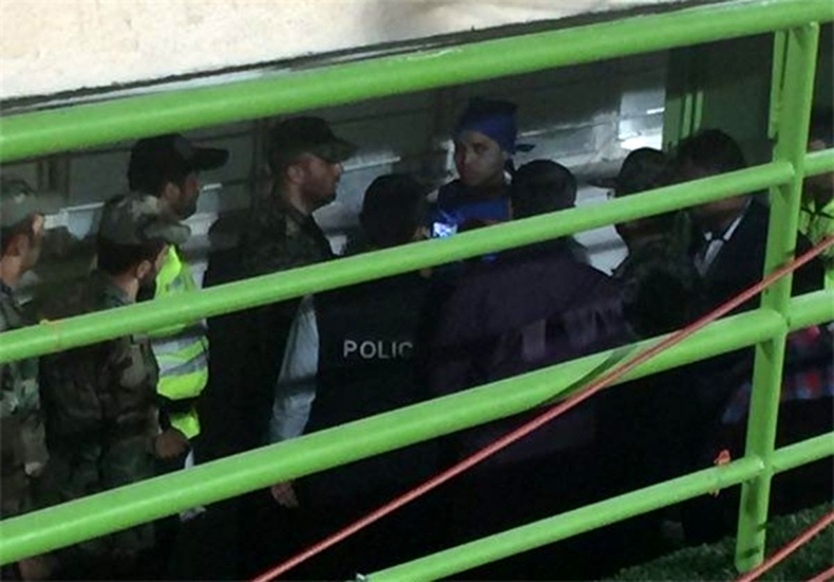 یک دختر در ورزشگاه آزادی دستگیر شد! +عکس