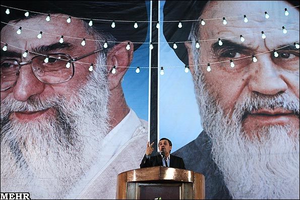 عکس/ ابطحی پای سخنرانی احمدی نژاد!