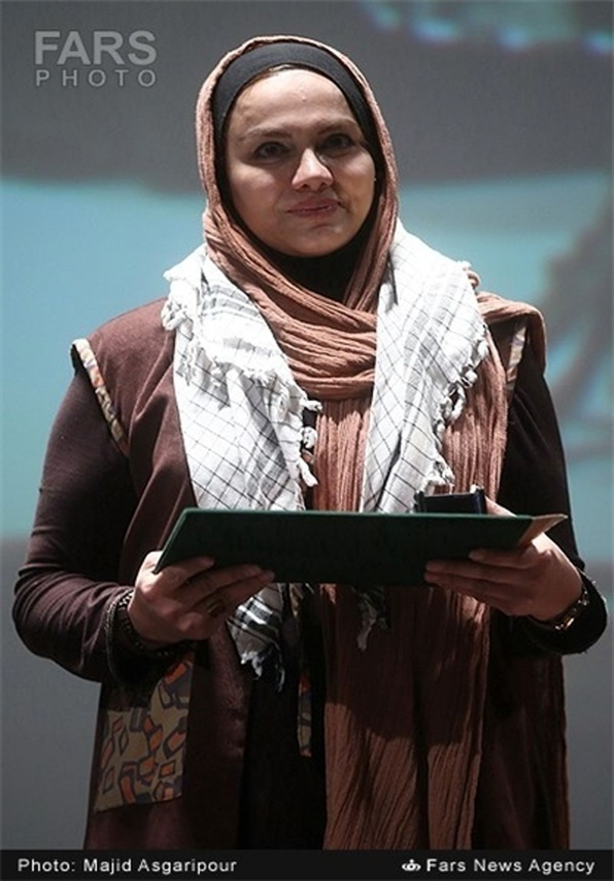 نرگس آبیار با چفیه/عکس