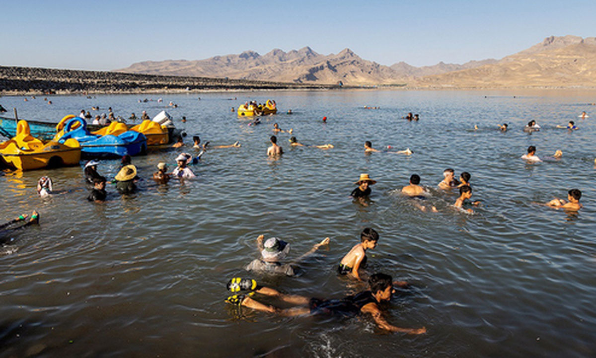 تصاویر: تفریح مسافران تابستانی «دریاچه ارومیه»