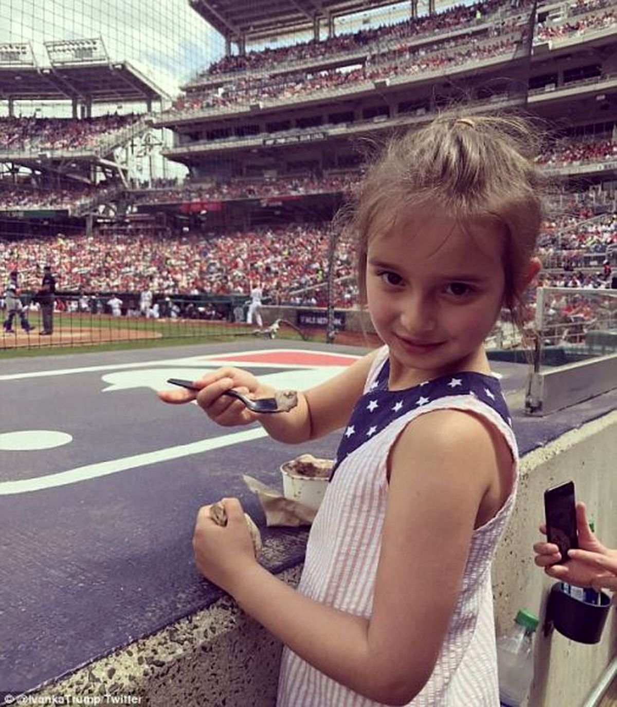 نوه ترامپ در حال بستنی خوردن +عکس