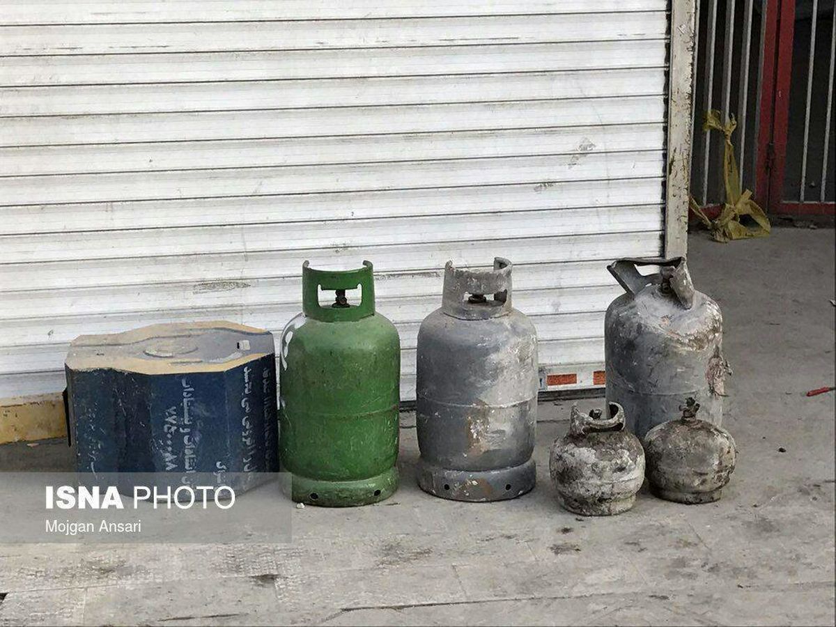 عکس: کپسول های گاز کشف شده از میان آوار پلاسکو