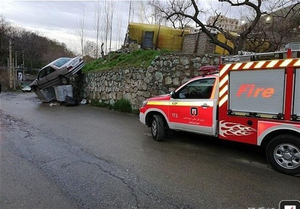 سقوط پژو پارس به داخل سطل زباله +تصاویر