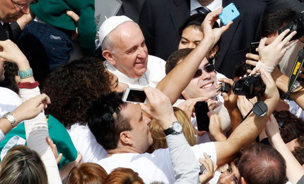 این همه سلفی با پاپ!/تصاویر