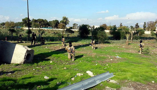 تمرینات نظامی داعش در وسط شهر/عکس