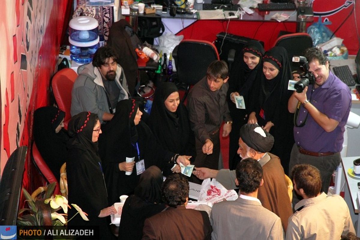 عکس/ عیدی دادن در نمایشگاه مطبوعات