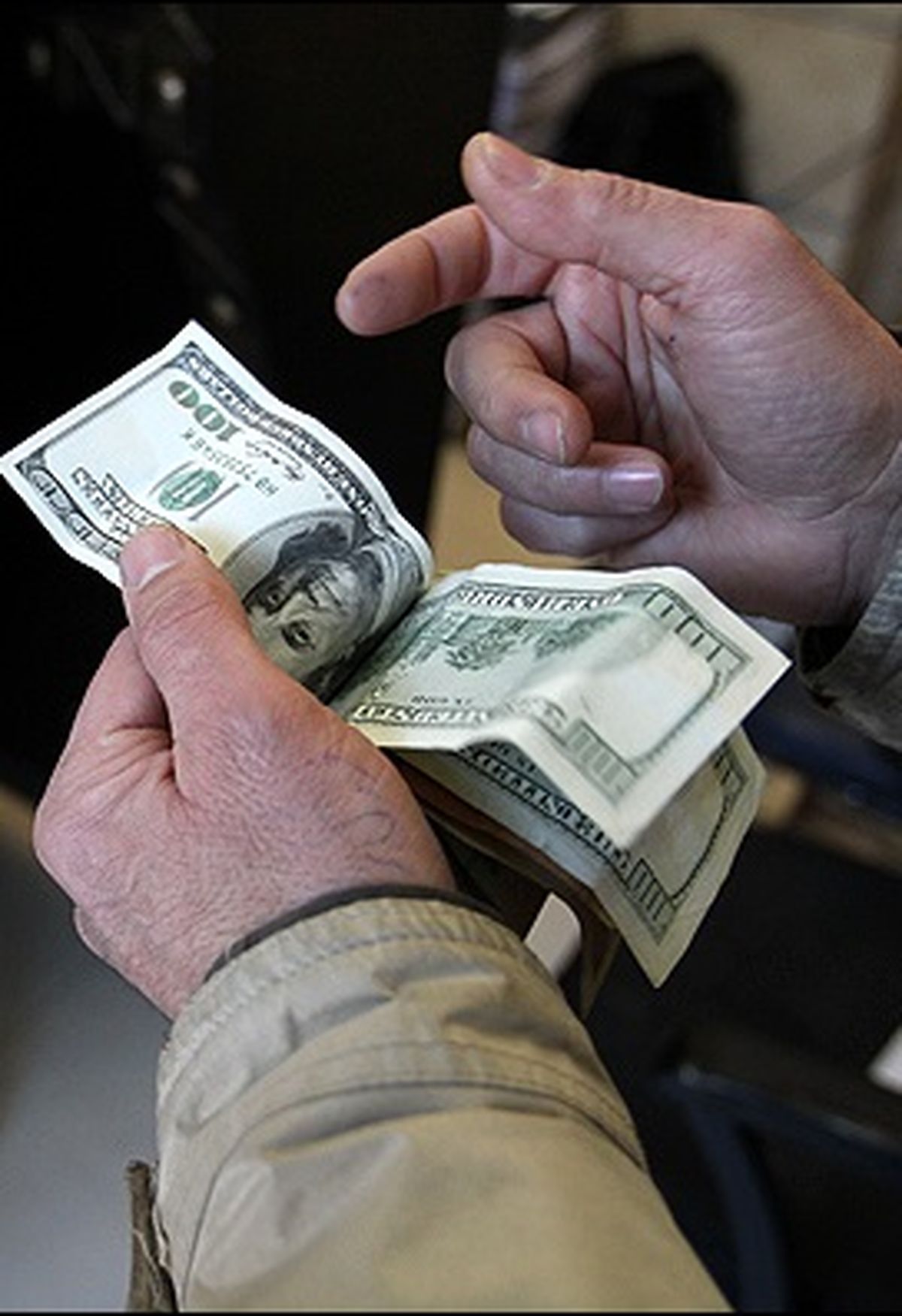 سود 3 میلیاردی دلالان خاص در یک روز!/ تخلف 5 هزار میلیاردی با لابی‌ دولت دهم/ برخی باید محاکمه شوند