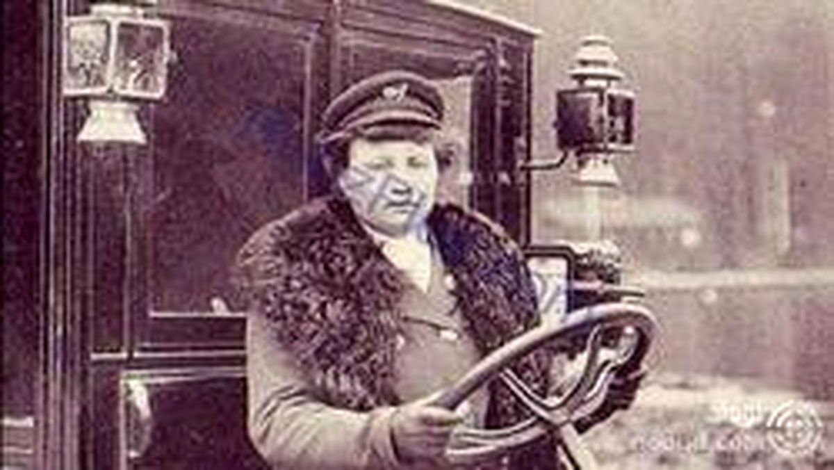 عکس: اولین راننده تاکسی زن جهان