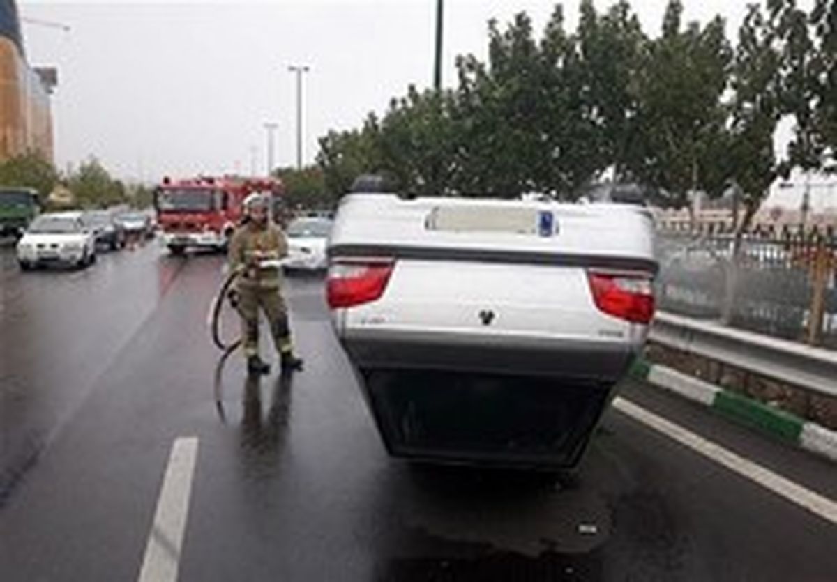 واژگونی پراید پس از تصادف با پژو ۲۰۷ +تصاویر