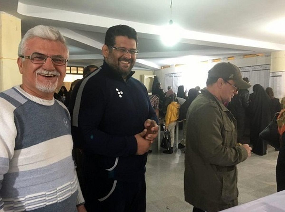 تیپ متفاوت محمد بنا در حال رای دادن +عکس