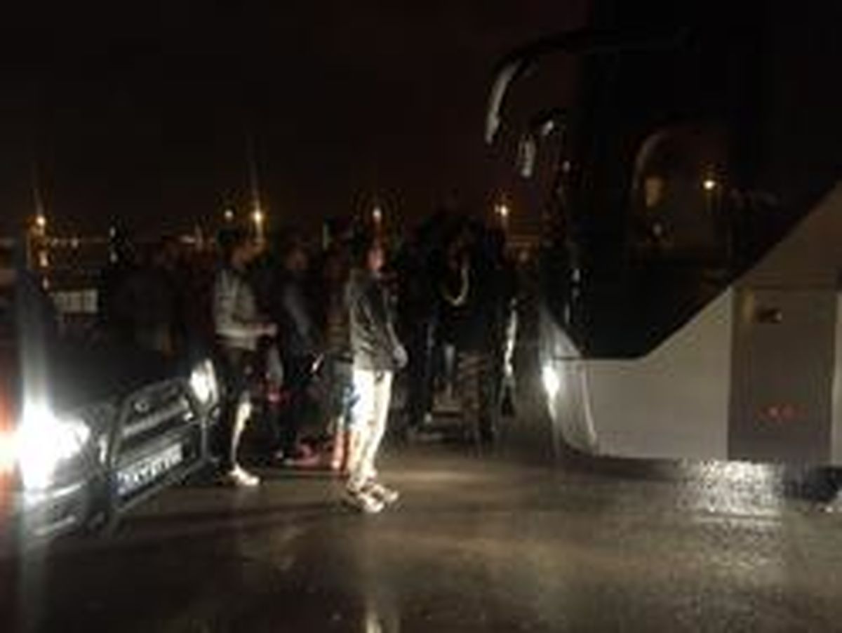 هوادارای خشمگین فولاد جلوی اتوبوس را گرفتند +عکس