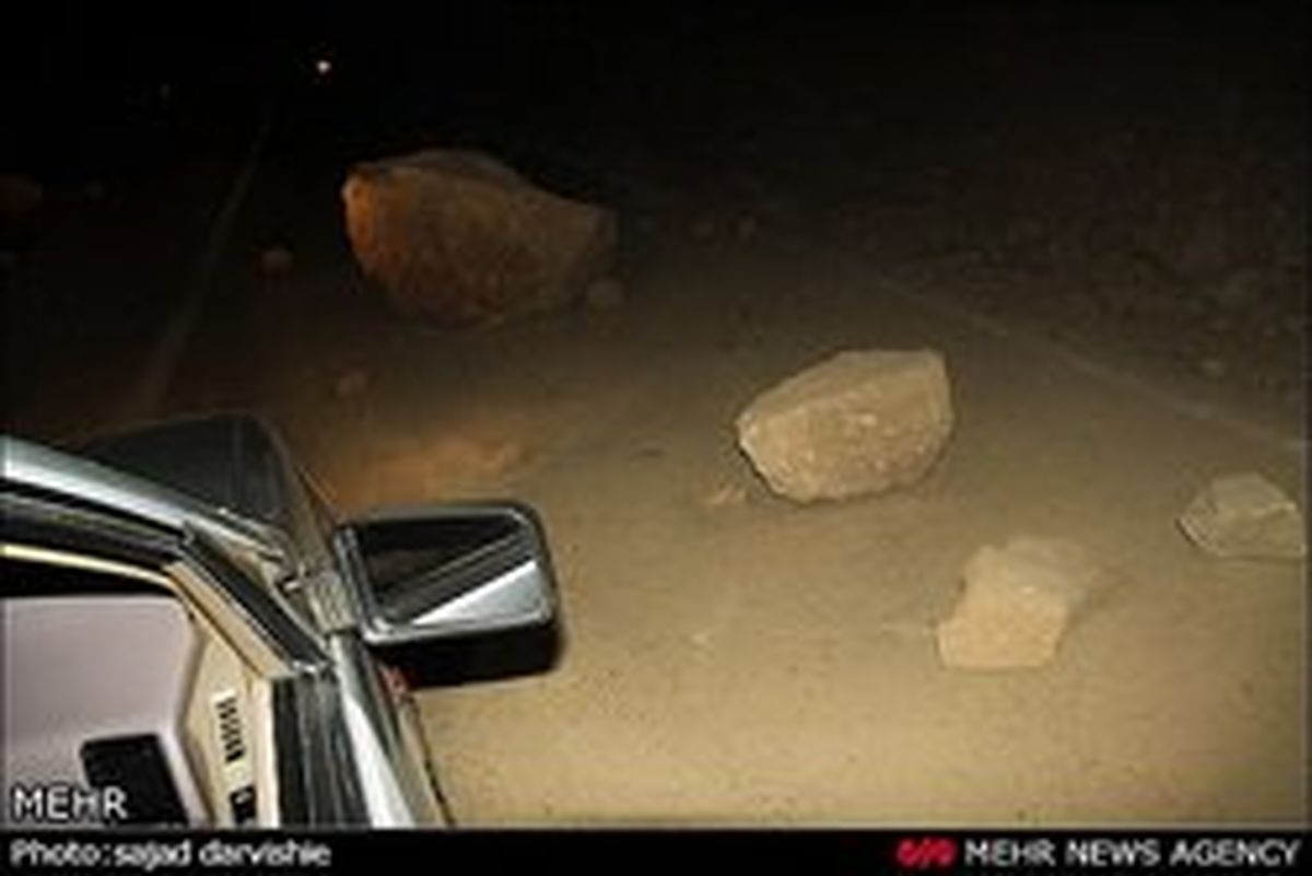 ریزش کوه در جاده «طارس» درپی زلزله فیروزکوه