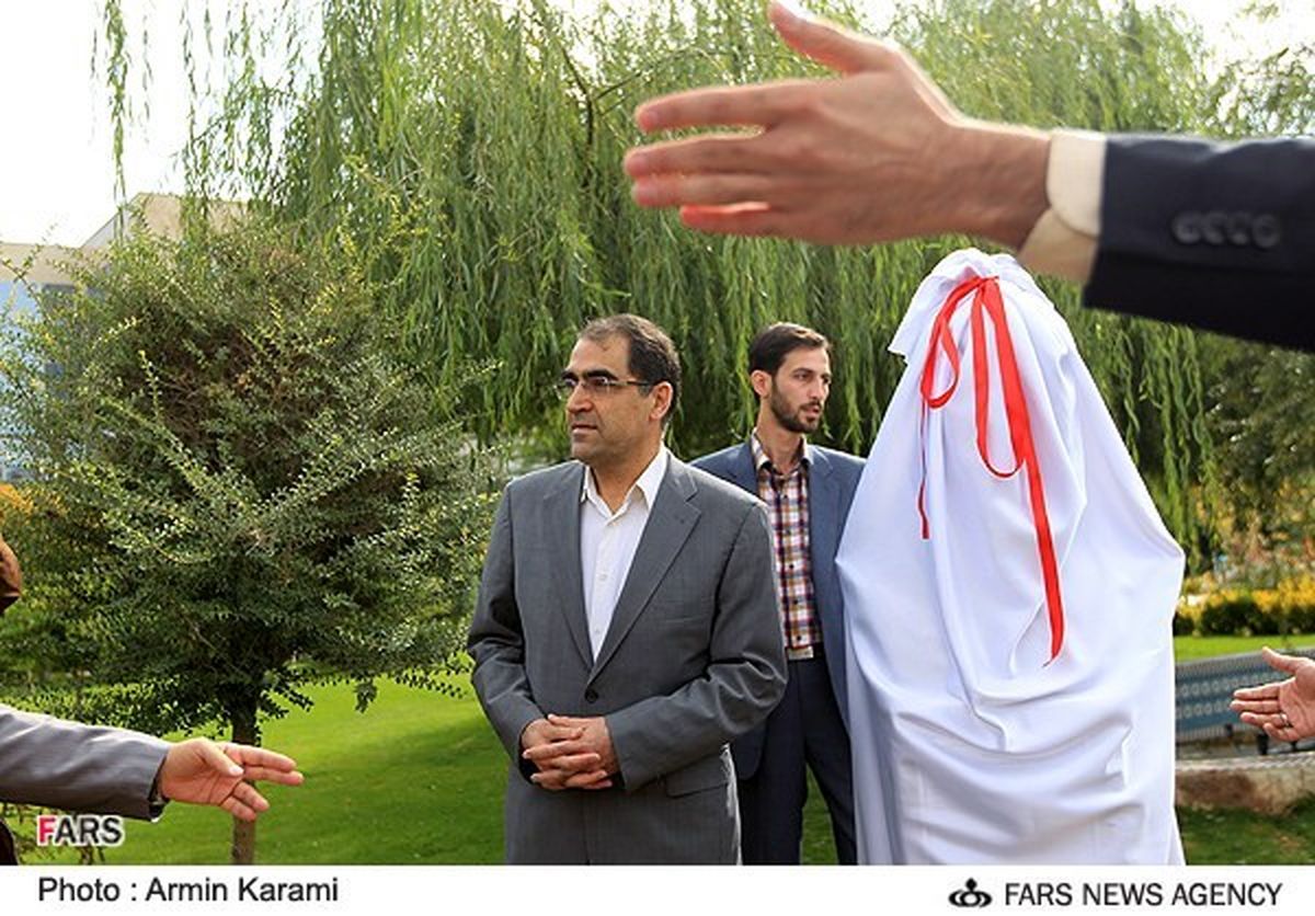 تصاویر / رونمایی از تندیس دکتر محمد قریب