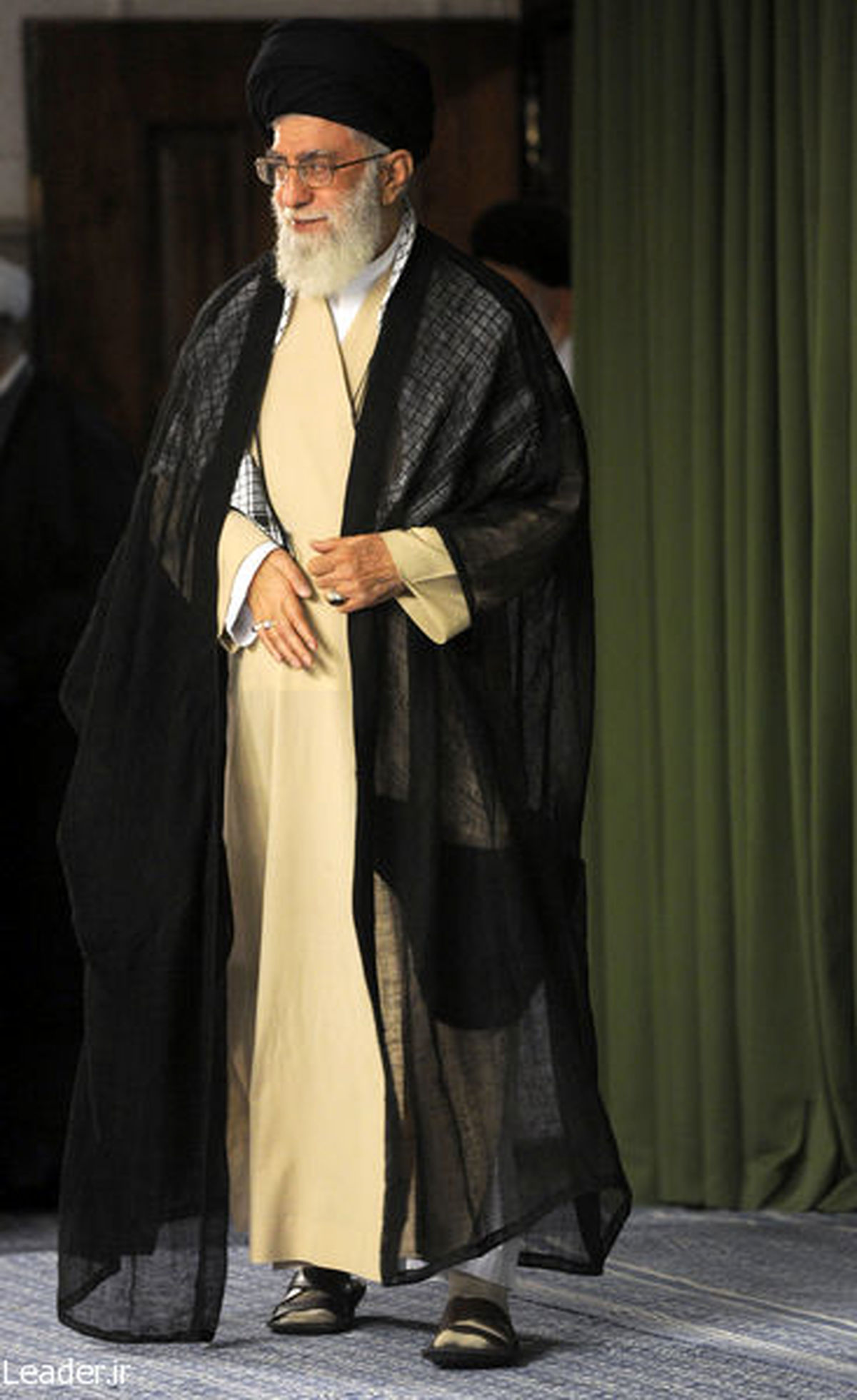 تصاویر/بازدید‌رهبر‌انقلاب‌از‌تولیدات‌دارالحدیث