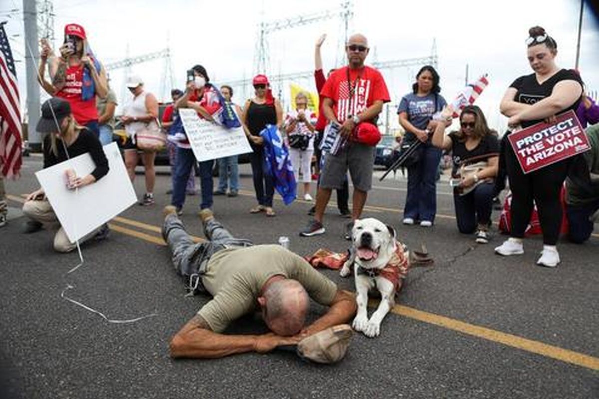 تصاویر: دعای هواداران ترامپ در خیابان های آمریکا