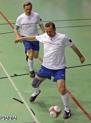 اردوغان در حال بازی فوتبال/ عکس