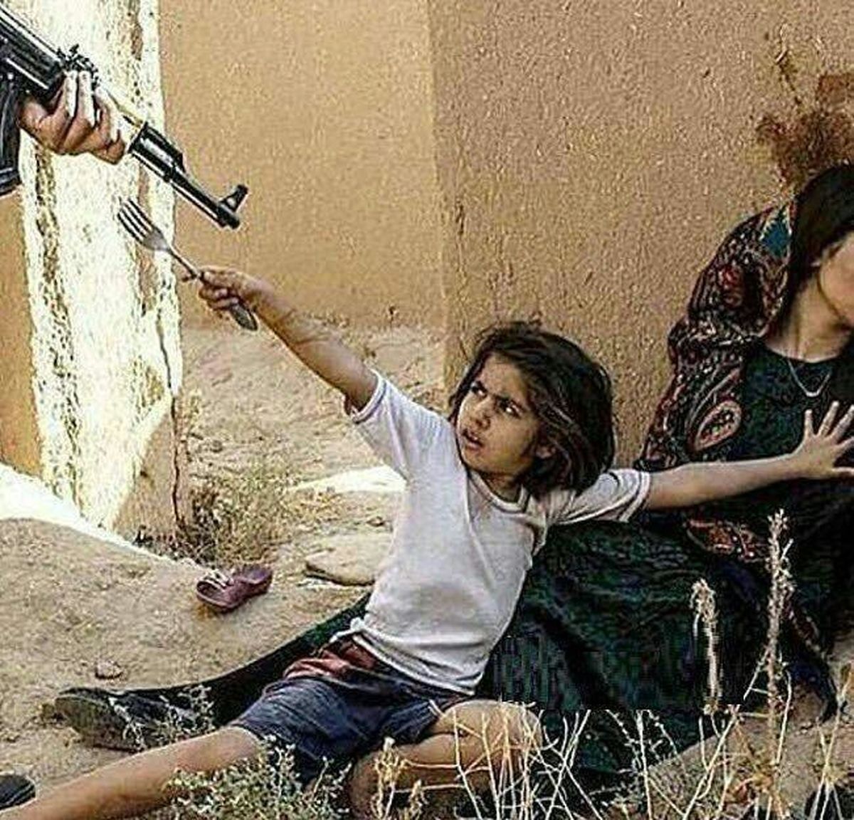 دفاع مظلومانه دختربچه سوری از جنازه‌ مادر +عکس