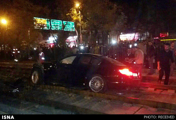 ورود خودرو به ریل متروی مشهد/تصاویر