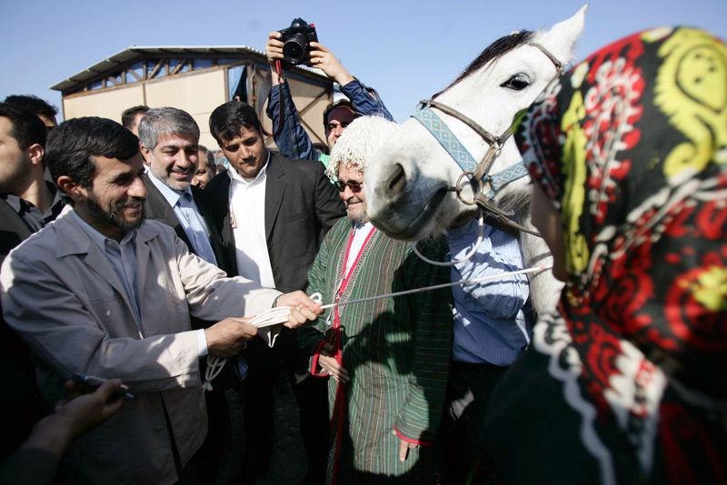 تصاویر/ احمدی نژاد در تیپ های مختلف!