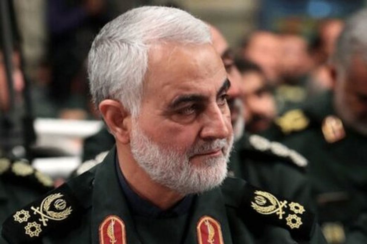 شهید سردار سلیمانی در اتاق کنترل پهپاد +عکس